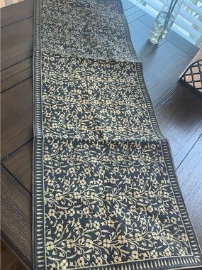 Hayim Black and Gold Floral Table Runner – Home Dining